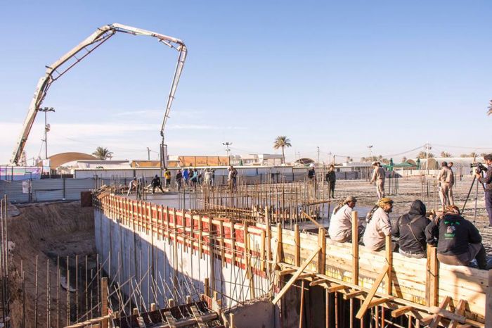 المباشرة في صب سقف سرداب السيدة نرجس خاتون في حرم العلوية الطاهرة السيدة شريفة بنت الامام الحسن المجتبى (عليهم السلام)