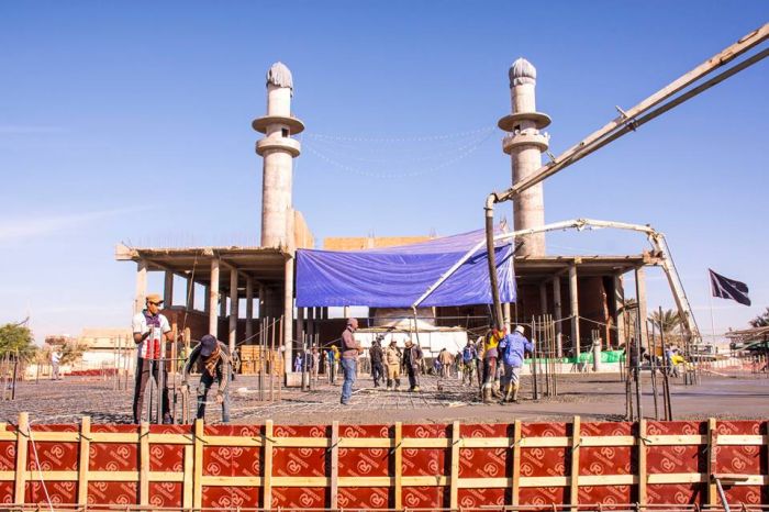 المباشرة في صب سقف سرداب السيدة نرجس خاتون في حرم العلوية الطاهرة السيدة شريفة بنت الامام الحسن المجتبى (عليهم السلام)