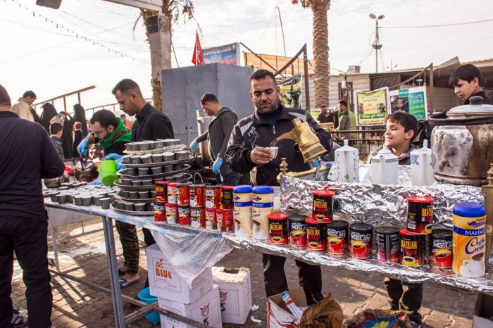 مواكب الطعام تقدم خدماتها للزائرين الكرام