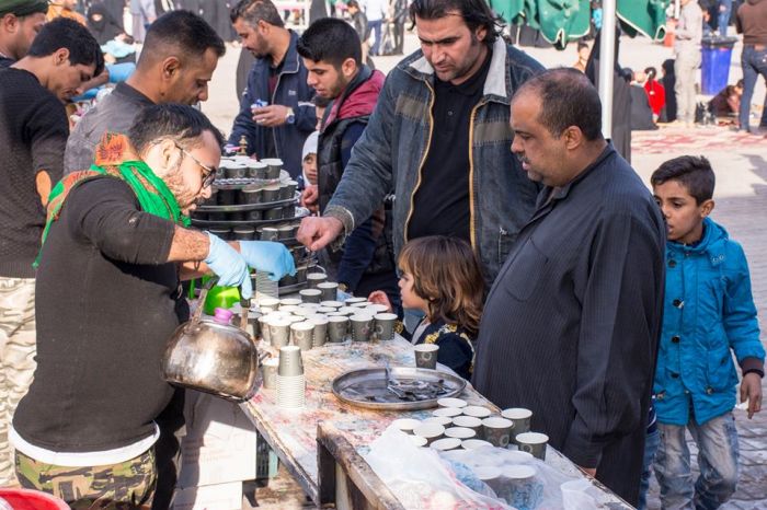 مواكب الطعام تقدم خدماتها للزائرين الكرام