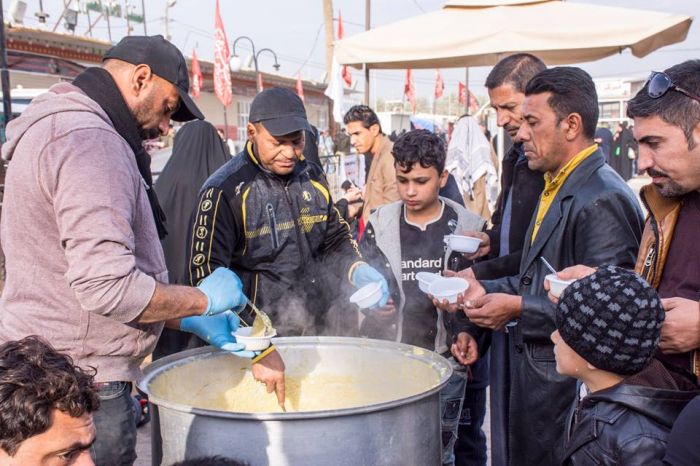 مواكب الطعام تقدم خدماتها للزائرين الكرام