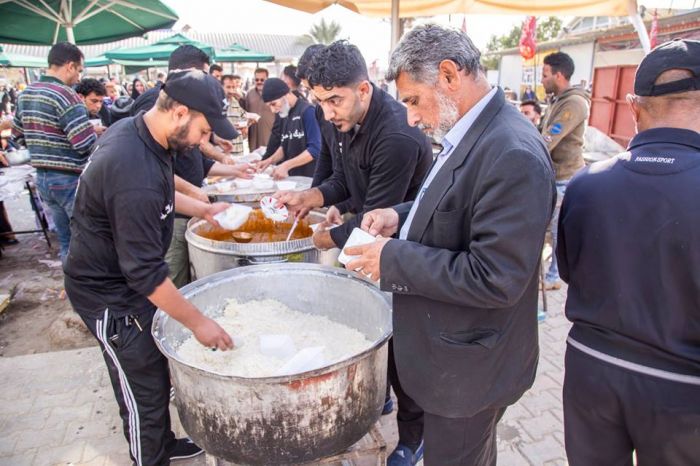 مواكب الطعام تقدم خدماتها للزائرين الكرام