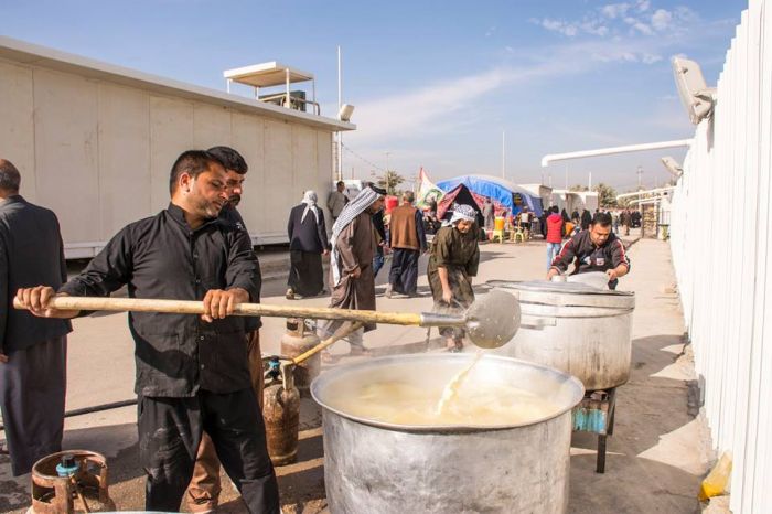 مواكب الطعام تقدم خدماتها للزائرين الكرام