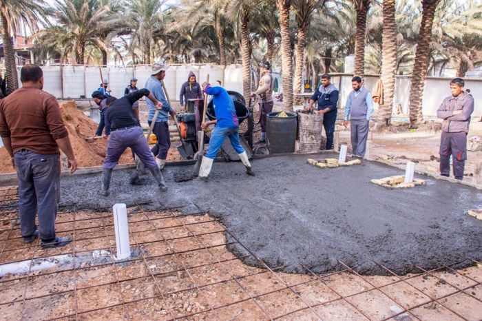 جانب من الاعمال التي يقوم بها المتطوعين من محافظة كربلاء المقدسة في مرقد العلوية شريفة بنت الامام الحسن المجتبى (ع).