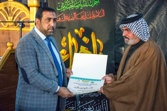 نائب الأمينُ الخاص لمِرقد العَلويَّة الطاهرة السَيَّدة شَريفة بَنتُ الإمامُ الحَسن المجُتبى(عليهما السلام) يكرم خدمة المواكب الحسينية.