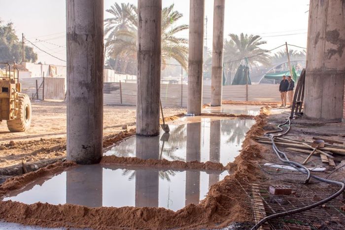 فرش مادة السبيس و صب المماشي الخاصة بالحرم الشريف للمرقد الطاهر .