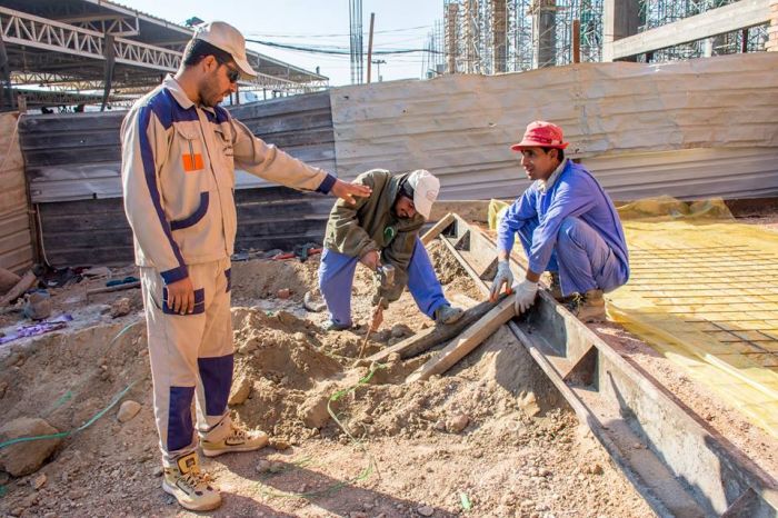 فرش مادة السبيس و صب المماشي الخاصة بالحرم الشريف للمرقد الطاهر .