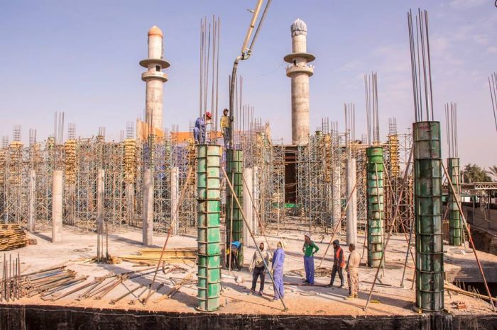 صب أعمدة الحرم الشريف الرفعة الاخيرة المقطع (B) .