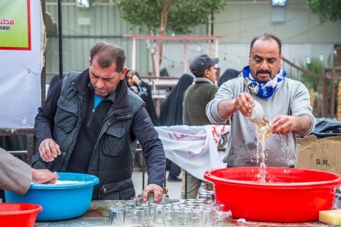 خدام المواكب الحسينية ينالون شرف الخدمة في مرقد العلوية شريفة بنت الحسن (ع)