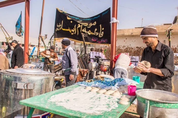 خدام المواكب الحسينية ينالون شرف الخدمة في مرقد العلوية شريفة بنت الحسن (ع)