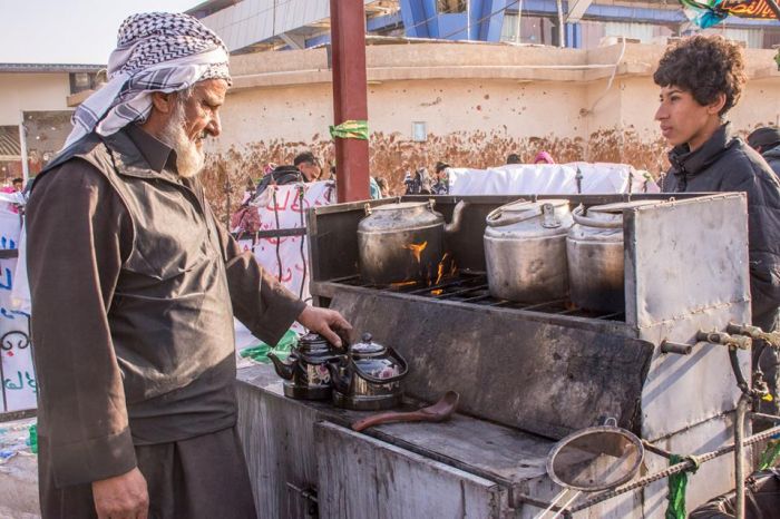 خدام المواكب الحسينية ينالون شرف الخدمة في مرقد العلوية شريفة بنت الحسن (ع)