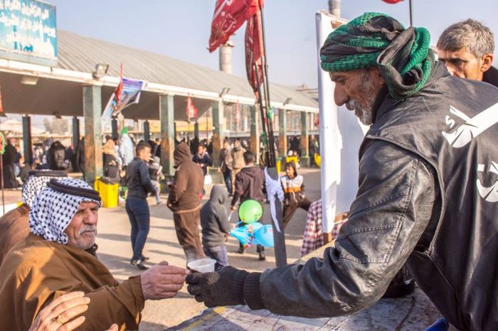 خدام المواكب الحسينية ينالون شرف الخدمة في مرقد العلوية شريفة بنت الحسن (ع)