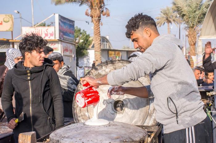 خدام المواكب الحسينية ينالون شرف الخدمة في مرقد العلوية شريفة بنت الحسن (ع)