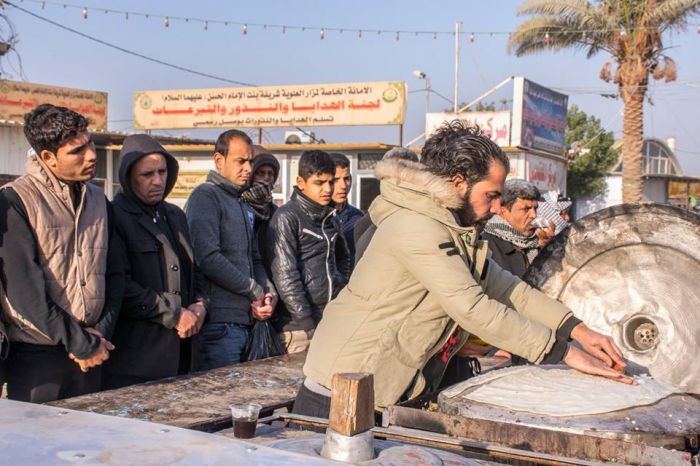 خدام المواكب الحسينية ينالون شرف الخدمة في مرقد العلوية شريفة بنت الحسن (ع)
