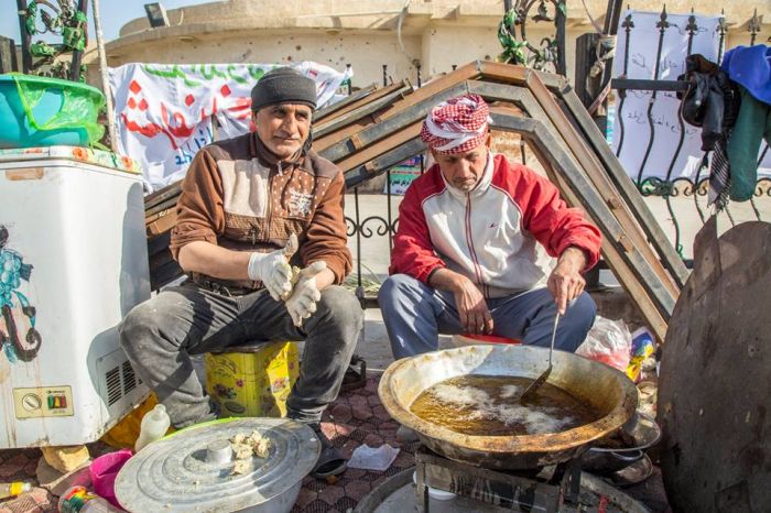 خدام المواكب الحسينية ينالون شرف الخدمة في مرقد العلوية شريفة بنت الحسن (ع)