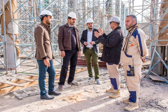 نصب القالب الخشبي للسلالم لسرداب السيدة نرجس (ع) تهيأة لصبها.