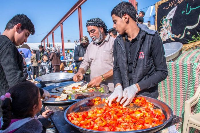تستمر المواكب الحسينية بخدمة زائري طبيبة المعلولين وسيدة الشفاء العلوية الطاهرة السَيَّدة شَريفة بنت الإمامُ الحَسن المجتبى(عليهما السلام)