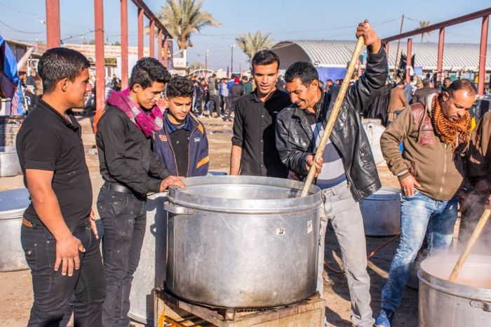 تستمر المواكب الحسينية بخدمة زائري طبيبة المعلولين وسيدة الشفاء العلوية الطاهرة السَيَّدة شَريفة بنت الإمامُ الحَسن المجتبى(عليهما السلام)