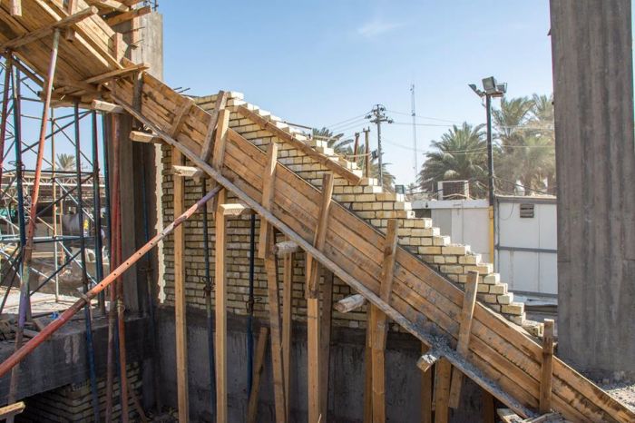 نصب القالب الخشبي لسلالم الطوارئ
