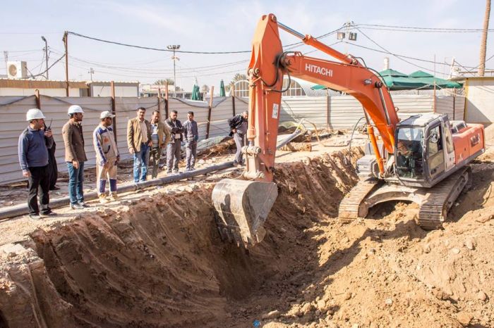 دفن جوانب السرداب المحيطة بالجدران .