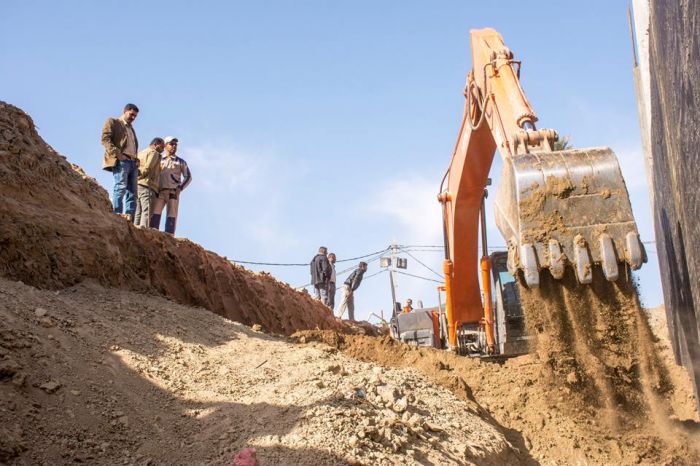 دفن جوانب السرداب المحيطة بالجدران .
