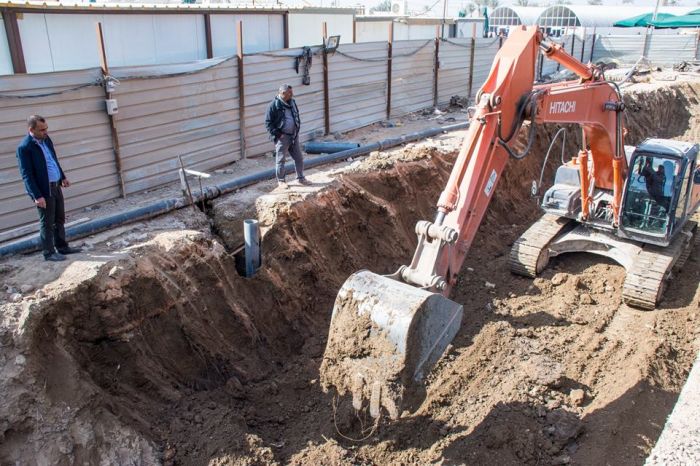 دفن جوانب السرداب المحيطة بالجدران .