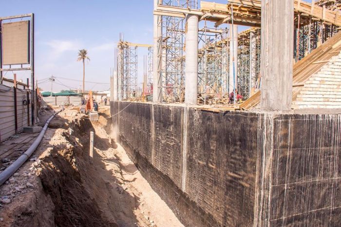 دفن جوانب السرداب المحيطة بالجدران .