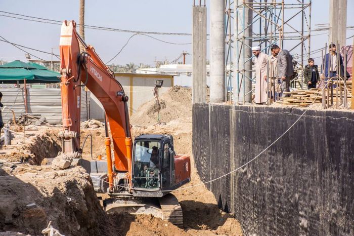 دفن جوانب السرداب المحيطة بالجدران .