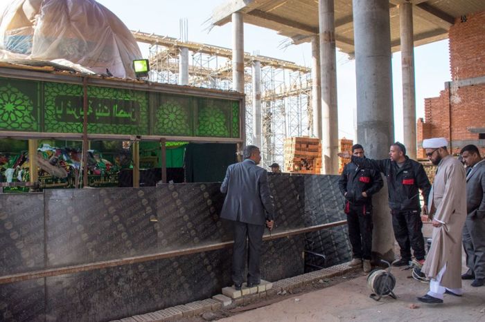 فرسان شعبة الصيانة في مرقد العلوية شريفة (عليهما السلام) يواصلون الليل بالنهار في خدمة الزائرين الكرام .