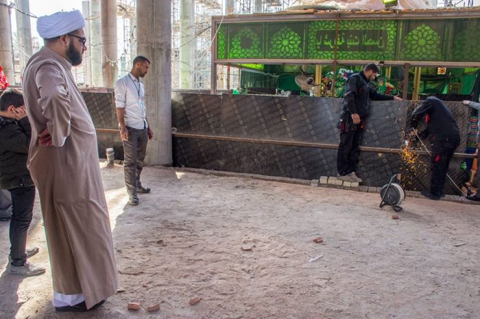 فرسان شعبة الصيانة في مرقد العلوية شريفة (عليهما السلام) يواصلون الليل بالنهار في خدمة الزائرين الكرام .