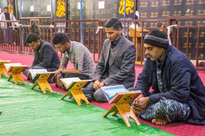 أقام مركز علوم القرآن أمسية قرآنية مباركة في صحن السيدة أم البنين (عليها السلام)