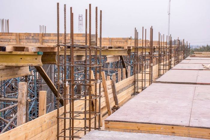 تواصل شركة وهج الرعد العراقية بأعمال القالب الخشبي وجسور سقف الحرم المقدس في المقطع (B) .