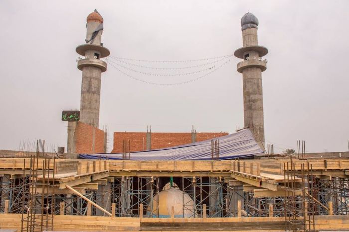 تواصل شركة وهج الرعد العراقية بأعمال القالب الخشبي وجسور سقف الحرم المقدس في المقطع (B) .
