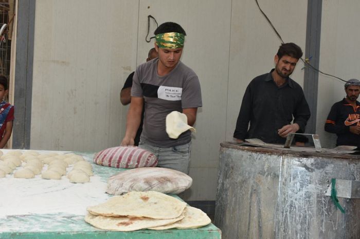 خدام المواكب الحسينية ينالون شرف الخدمة في مرقد العلوية شريفة بنت الحسن (ع) .