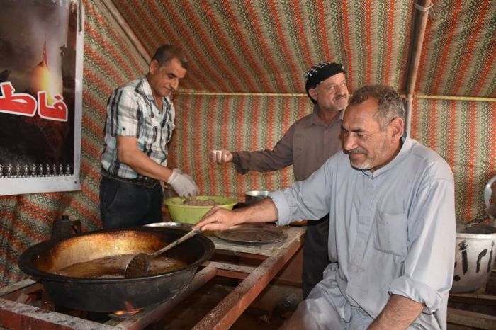 خدام المواكب الحسينية ينالون شرف الخدمة في مرقد العلوية شريفة بنت الحسن (ع) .