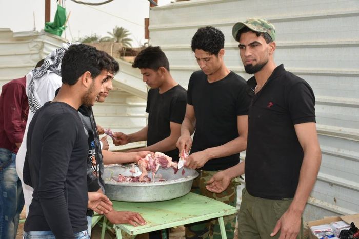 خدام المواكب الحسينية ينالون شرف الخدمة في مرقد العلوية شريفة بنت الحسن (ع) .