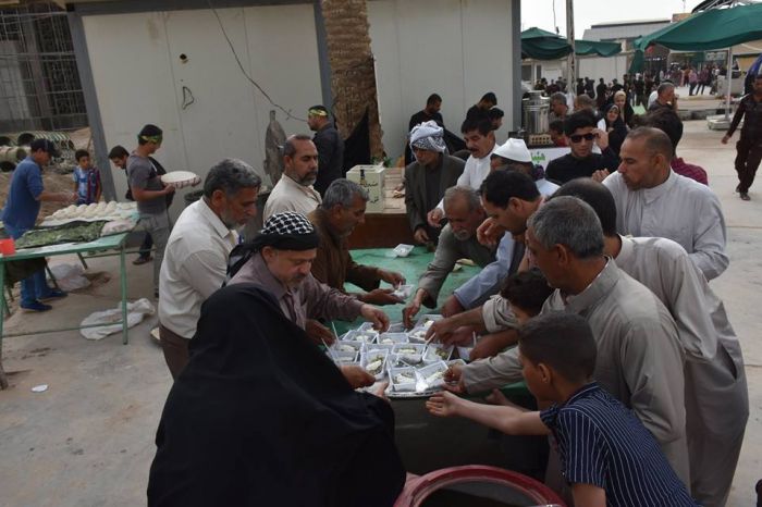 خدام المواكب الحسينية ينالون شرف الخدمة في مرقد العلوية شريفة بنت الحسن (ع) .