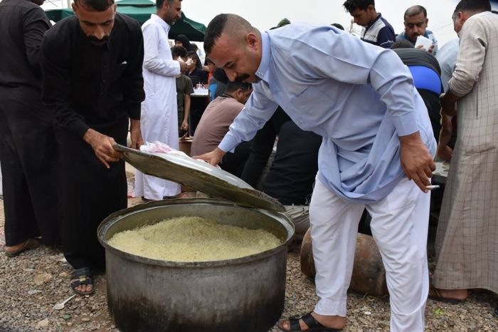 خدام المواكب الحسينية ينالون شرف الخدمة في مرقد العلوية شريفة بنت الحسن (ع)
