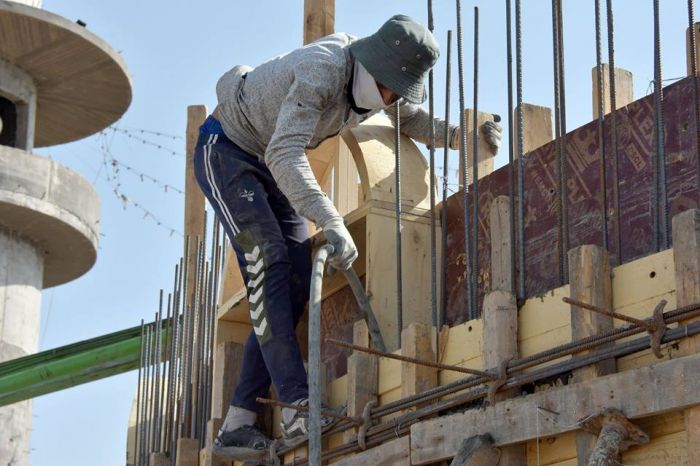 صب عنق القبة الشريفة لمرقد العلوية الطاهرة الشريفة بنت الإمام الحسن المجتبى (عليهما السلام)