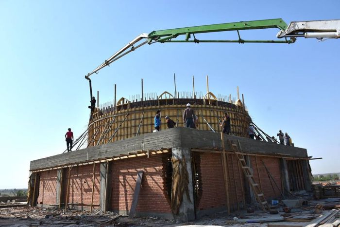 صب عنق القبة الشريفة لمرقد العلوية الطاهرة الشريفة بنت الإمام الحسن المجتبى (عليهما السلام)
