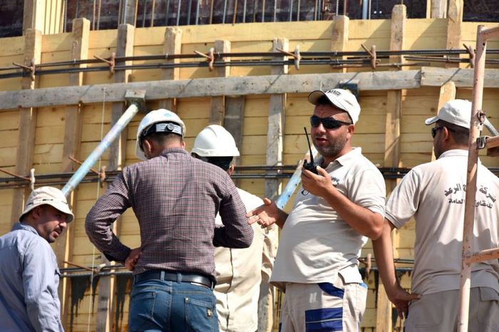 صب عنق القبة الشريفة لمرقد العلوية الطاهرة الشريفة بنت الإمام الحسن المجتبى (عليهما السلام)