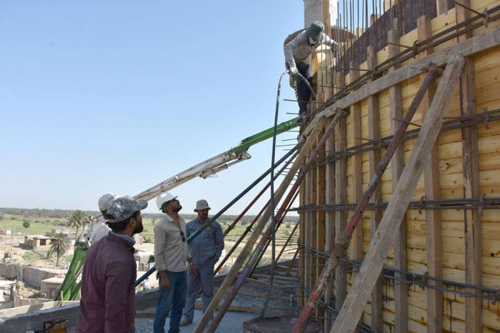 صب عنق القبة الشريفة لمرقد العلوية الطاهرة الشريفة بنت الإمام الحسن المجتبى (عليهما السلام)