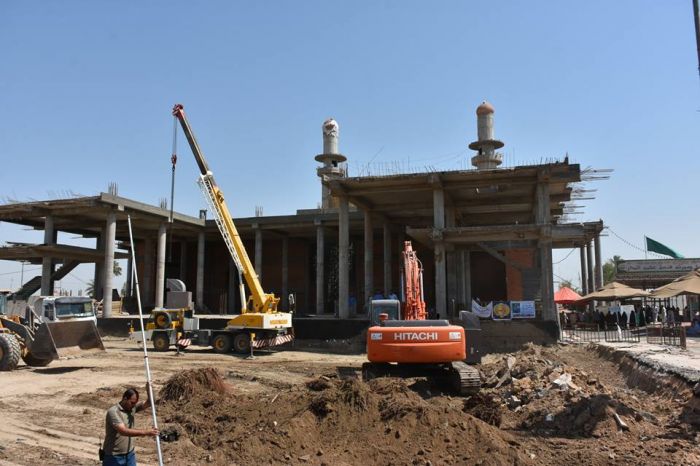 باشرت اللجنة التنفيذية التابعة للأمانة الخاصة للمرقد الطاهر برفع العوارض وحفر وحدل التربة لرواق الحرم المطهر .