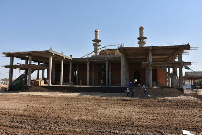 باشرت اللجنة التنفيذية التابعة للأمانة الخاصة للمرقد الطاهر برفع العوارض وحفر وحدل التربة لرواق الحرم المطهر .