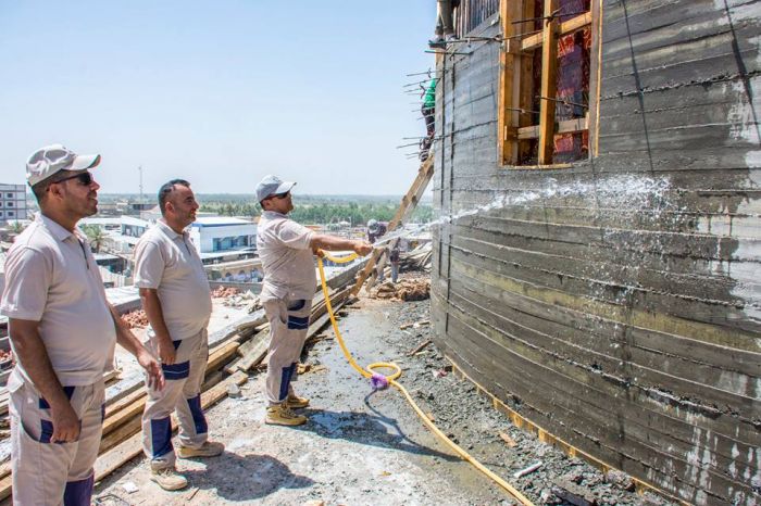 فتح القالب الخشبي لعنق القبة المطهرة.