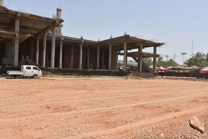 استمرار العمل في فرش ارضية الرواق الامامي للمرقد الطاهر بمادة السبيس .
