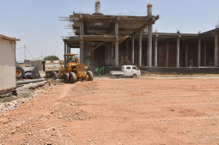 استمرار العمل في فرش ارضية الرواق الامامي للمرقد الطاهر بمادة السبيس .