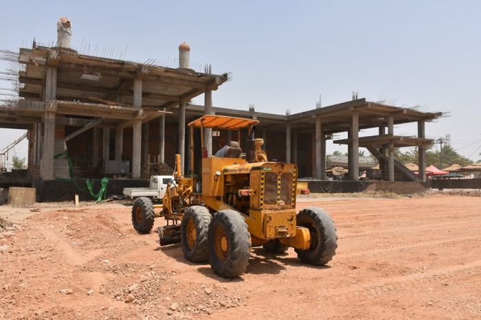 استمرار العمل في فرش ارضية الرواق الامامي للمرقد الطاهر بمادة السبيس .