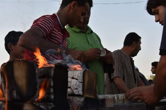 خدام المواكب الحسينية ينالون شرف الخدمة في مرقد العلوية الشريفة بنت الحسن (ع)