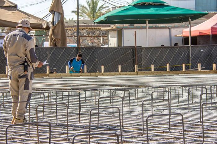 استمرار العمل في انجاز أعمال النجارة والحدادة في المساحة الخاصة للرواق الأمامي للحرم الشريف.